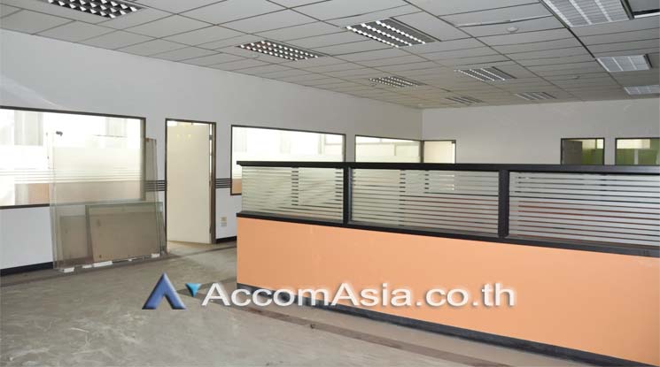5  Office Space For Rent in Silom ,Bangkok MRT Lumphini at Sri Fueng Fung Building AA11161